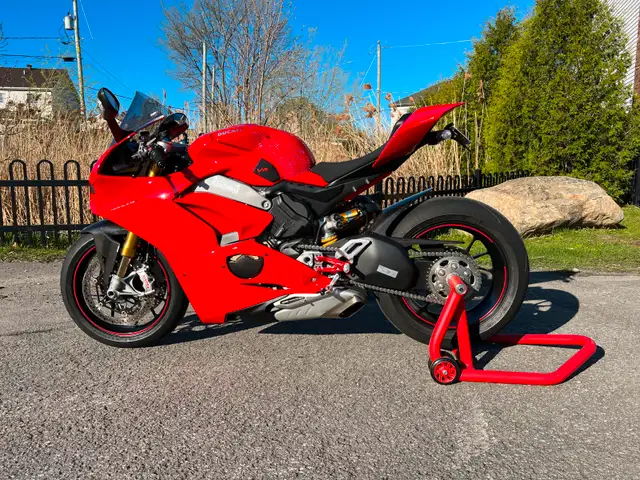 Ducati Panigale V4S in Sport Bikes in Laval / North Shore - Image 2