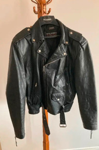 Manteau et pantalon cuir pour moto.