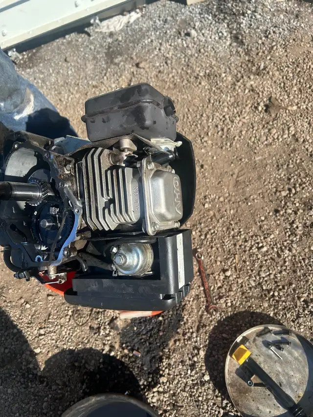 Lawnmower and snowblower and trimmer repair and service  in Lawnmowers & Leaf Blowers in Oakville / Halton Region - Image 5