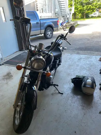 Honda Shadow ACE 1998, excellent état , toujours entreposer l'hiver dans garage chauffé Raison de la...