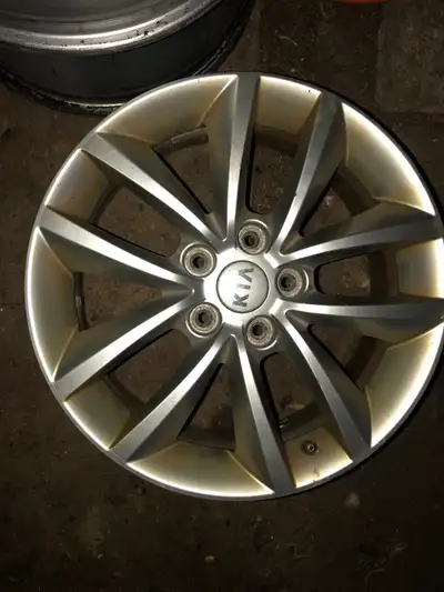 Great shape aluminum rims off a 2015 Kia Sorento, 17”, set of 4, tire size that was on it was 235 /...