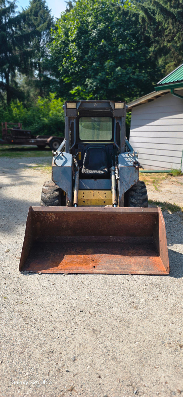 2000 New Holland Skid Steer with attachments in Heavy Equipment in Sunshine Coast - Image 3