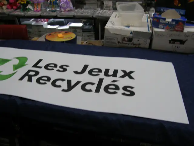 Pancarte Commercial Les Jeux Recyclés État Générale Moyen Tel-Qu in Other in Québec City - Image 4