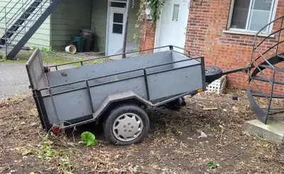 Remorque 4x7 avec rampe qui s'abaisse à l'arrière, tout les plywoods ont été refaits et repeinturés,...