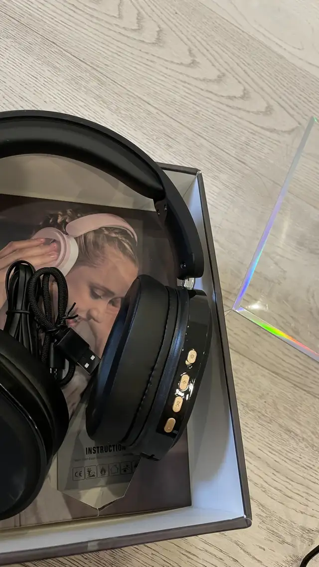 Sunjom Inspire 28H Playtime Wireless and Wired Stereo Headphones in General Electronics in Markham / York Region - Image 7