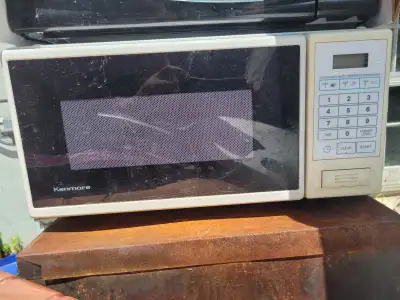 Kenmore countertop microwave. Works fine, and in good condition. It still has the protective plastic...
