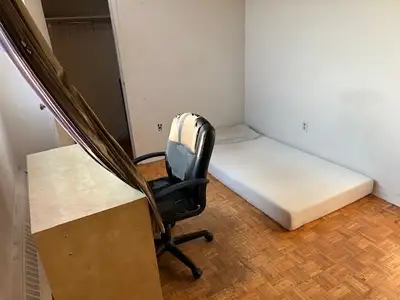 Private room for rent in North York. Close to subway, hospital, Seneca college, peanut plaza and Fai...