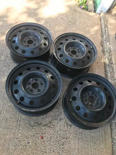 Here we have 4- 18" X 7>5" steel rims in very good condition. Bolt pattern 5 X 114.3 $80.00 , offers...