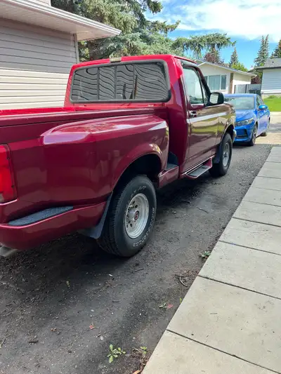 Selling my 1992 Ford 150 Flareside XLT 4x4 slightly rare model. It’s in really good shape for 33 yea...