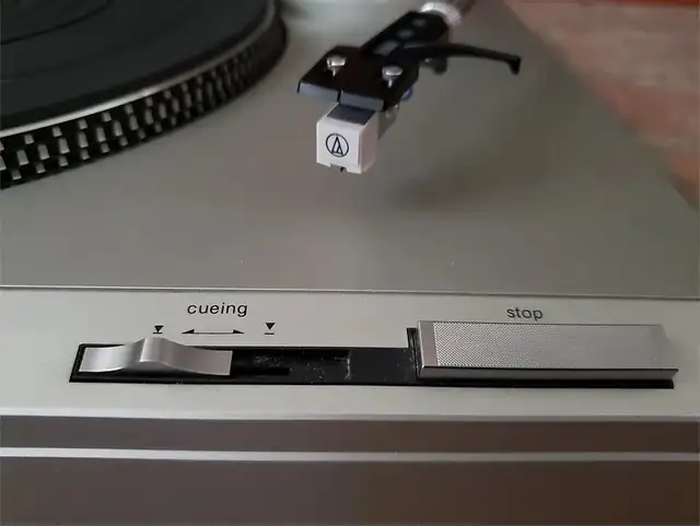 Table tournante Technics SL-B202 Belt drive Semi-auto SLB202 in Stereo Systems & Home Theatre in Longueuil / South Shore - Image 6
