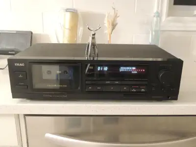 Teac V-570 cassette deck in VG condition -minor scratch on top front )(see pics) Made in Japan Quali...