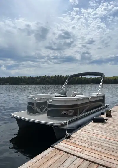 Beautiful 2016 Avalon luxury 21ft pontoon boat with a powerful 90hp mercury motor. Meticulously main...