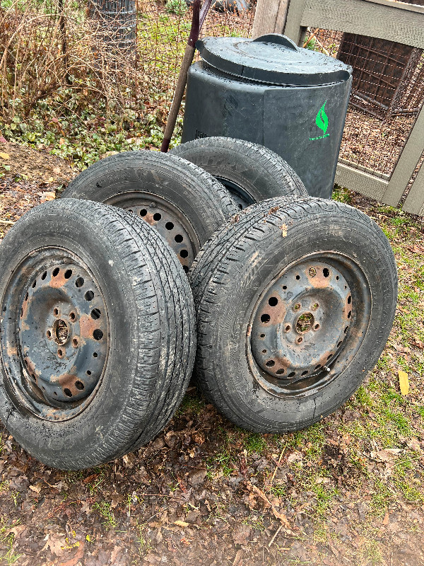 Rims and tires Honda Element in Tires & Rims in Stratford