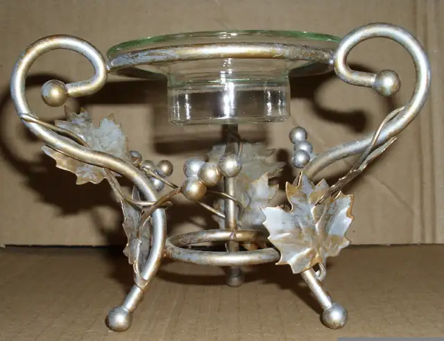 Grape and Vine Candle Holder and 10 Candles in Home Décor & Accents in Mississauga / Peel Region - Image 7