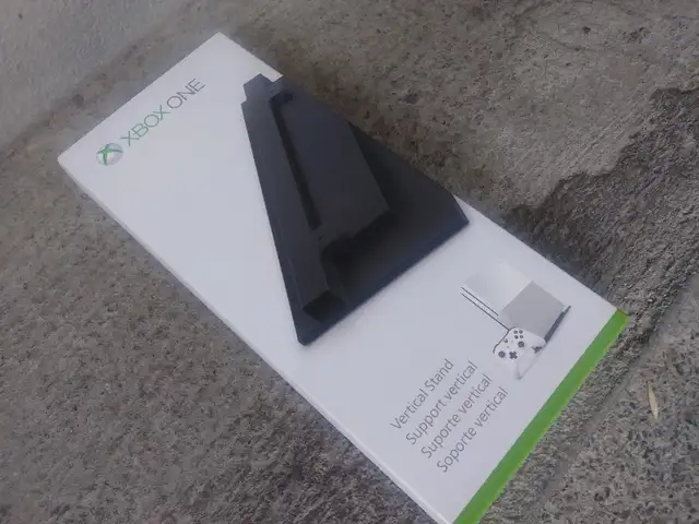 Support vertical Xbox One S Vertical Stand in Other in City of Montréal - Image 2