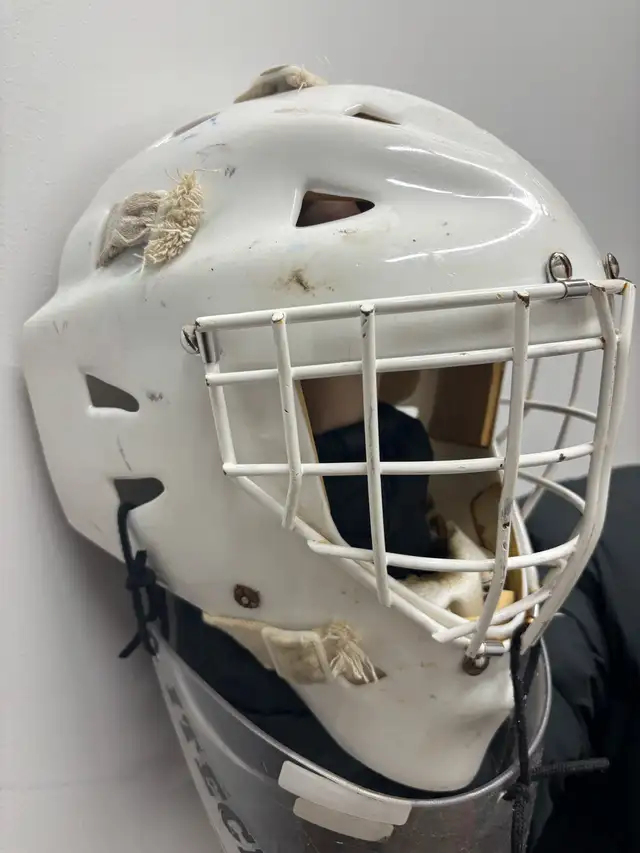 HOCKEY GOALIE Equipment Set in Hockey in City of Toronto - Image 8