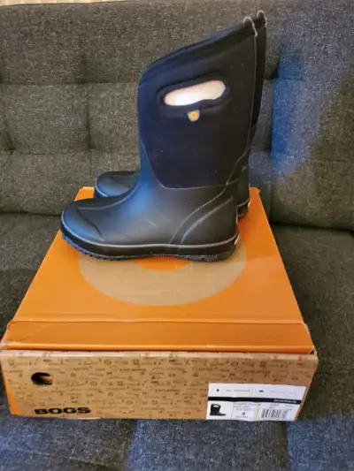 Paid $100 plus tax. Selling for $100 no tax Too small for my son, can't return Steeles and yonge pic...