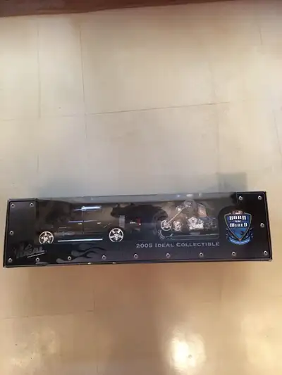 Very Collectable DIE CAST-CADILLAC ESCALADE EXT Towing 2 ORANGE COUNTY CHOPPERS.This Collectable DIE...