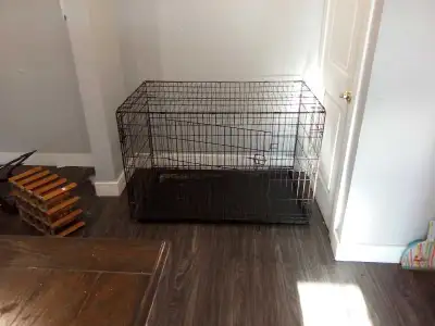 This is a sturdy, preowned dog kennel, perfect for providing a safe and comfortable space for your f...