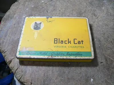 plusieurs boite tabac vintage a différent prix photo 1 boite tabac black cat # 12170.131 25$ photo 2...