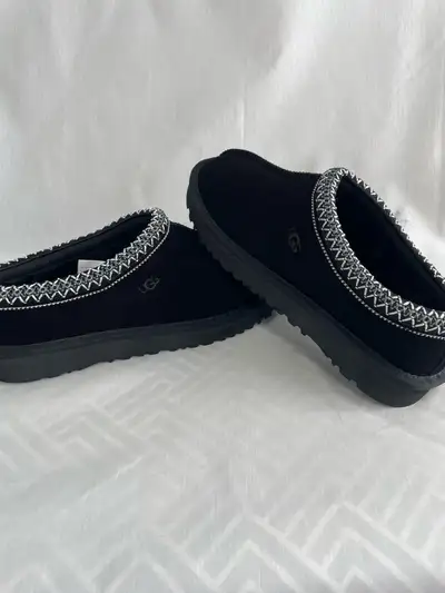 NEW Uggs women size 8.5 men size 7 (SHIPPING AVAILABLE), View more