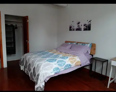 Bonjour, mon logement de 51/2 a une chambre disponible pour location à court terme, au 2e étage avec...