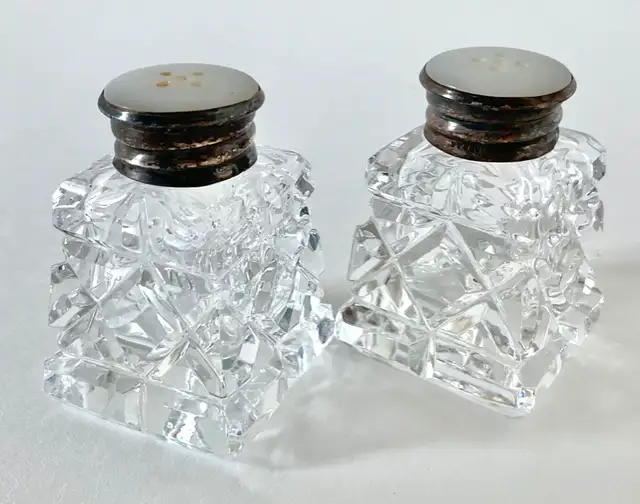 Antiquity 1950 Collection Salt and pepper shaker set in crystal634369698401291210
