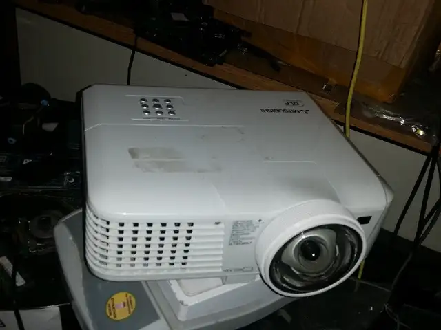 mitsubishi ew331u-st 3000 lumen short throw hdmi only 450 hours in Other in City of Montréal - Image 2