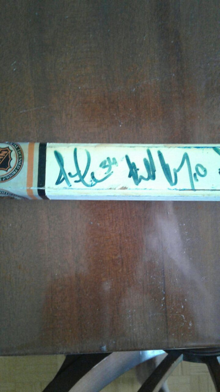 Hockey stick autographed by 14 Toronto Maple Leaf players 1992. in Arts & Collectibles in City of Toronto - Image 2