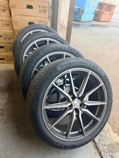 Selling 22inch Vossen Rims and Continental Tires package. Staggered set up. Vossen HF3 Gunmetal colo...