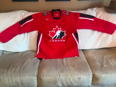 2006 Canadian Women's Olympic Hockey Champions "Medium" IIHF Hockey Sweater with tags attached - Swe...