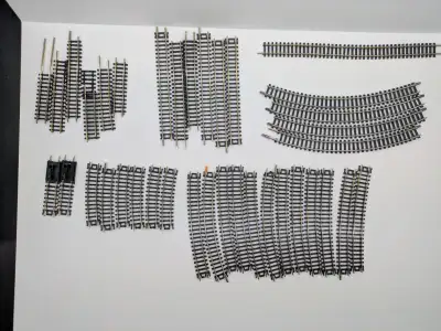 Selling several pieces of N scale sectional track include two track end bumpers. Track is in good by...