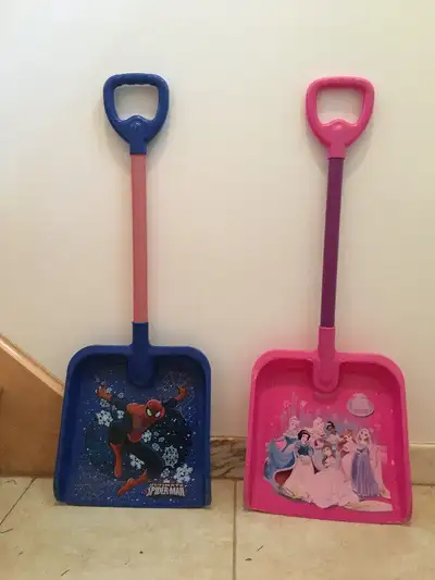 A) accessoires de plage , jardin où pour le parc , comprend 1 arrosoir , 4 différentes grosseurs de...