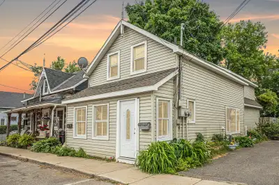 Intelligently updated 2-bedroom home in Downtown Carleton Place!