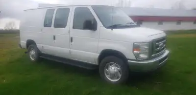 2014 Ford Cargo Van E250 en excellente condition. Véhicule fiable, propre et très bien entretenu. Pa...