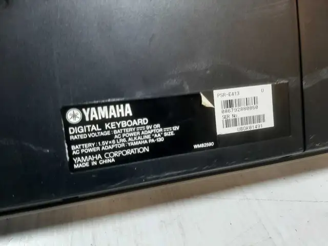 Yamaha PSR-E413 Digital Keyboard in Pianos & Keyboards in City of Montréal - Image 6