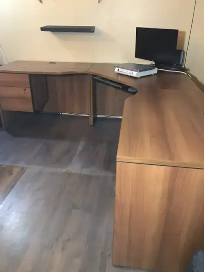 Robuste bureau en coin avec plateau de clavier, classeur, tiroir, View more