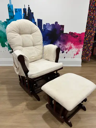 Generous seating room with padded arms Arm cushions have a pocket for magazines, TV remote, accessor...