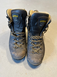 Asolo Hiking  Boots - size 6