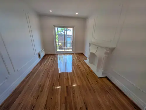 Logement rénové de 2 chambres avec des finitions tendance Situé au deuxième étage (pas de voisin au-...