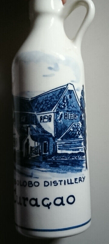 Vintage Delft Blue Chobolobo Curacao Porcelain Decanter in Arts & Collectibles in Oshawa / Durham Region - Image 4