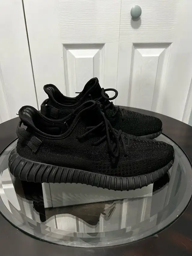 ADIDAS YEEZY BOOST 350 V2ONYX Sz 9,5 Man in Men's Shoes in Cape Breton - Image 3