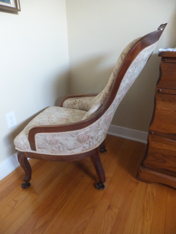 Lady's Chair in Chairs & Recliners in City of Halifax - Image 4