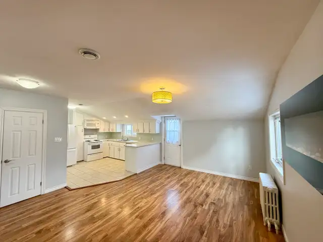 GREAT 2 BDRMS, CLEAN & QUIET, SOUND PROOF, 6 APPLIANCES,WEST END