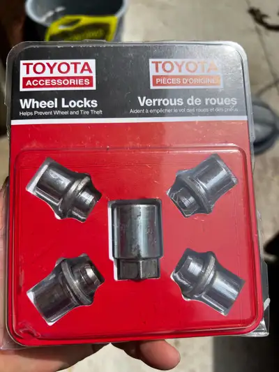 Great condition , used for 4 summers. Toyota part number PU276-00900 Camry 2002‑2022 Prius 2012‑2019...