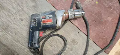 Voici une perceuse Skil XTRA-TOOL 599C modifié avec arbre 1/2" idéale pour vos projets de bricolage....