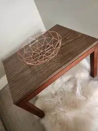 This small space friendly table is in great condition 70s vibe