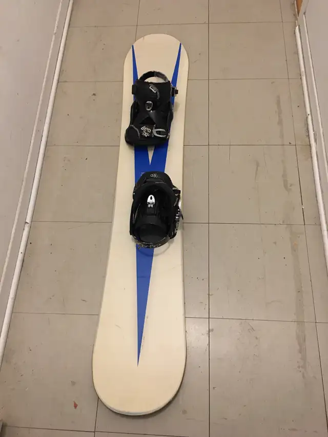 Snowboard with bindings in Snowboard in City of Montréal - Image 3