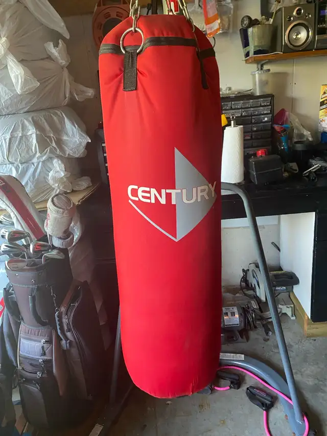 Freestanding Punching bag in Exercise Equipment in Kitchener / Waterloo - Image 2