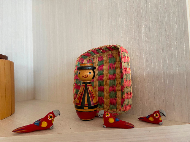 Figurine de bois avec perroquets de terre cuite peints (t191) dans Art et objets de collection  à Ville de Montréal - Image 4